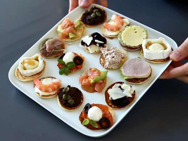 Dolgulu Blini tabağı, bayram sezonu için mükemmel ve çeşitli bir aperatif - Hazırlık adım 10