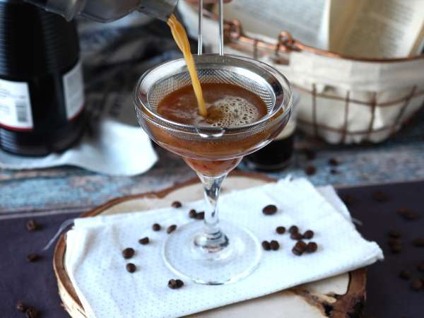 Espresso Martini, kahve severler için mükemmel bir kokteyl - Hazırlık adım 4