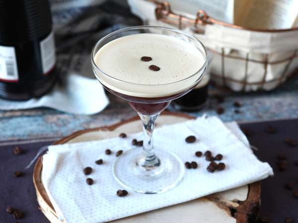 Espresso Martini, kahve severler için mükemmel bir kokteyl - Hazırlık adım 5
