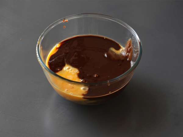 Sadece 4 malzemeyle EKSTRA FONDANT çikolatalı ve kestane kremalı kek - Hazırlık adım 1