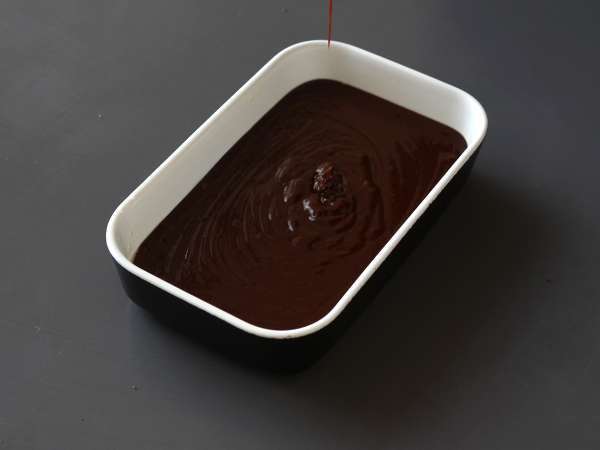 Sadece 4 malzemeyle EKSTRA FONDANT çikolatalı ve kestane kremalı kek - Hazırlık adım 3