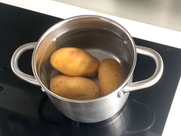 Tavada Gnocchi alla Sorrentina: herkesin sevdiği hızlı ve soslu tarif! - Hazırlık adım 1