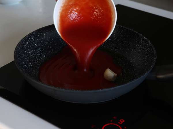 Tavada Gnocchi alla Sorrentina: herkesin sevdiği hızlı ve soslu tarif! - Hazırlık adım 2