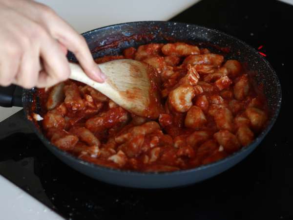 Tavada Gnocchi alla Sorrentina: herkesin sevdiği hızlı ve soslu tarif! - Hazırlık adım 10