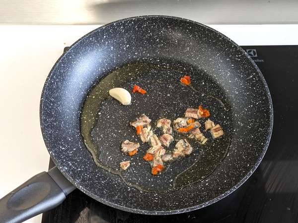 Spaghetti alla puttanesca, hızlı ve lezzetli bir ilk yemek - Hazırlık adım 1