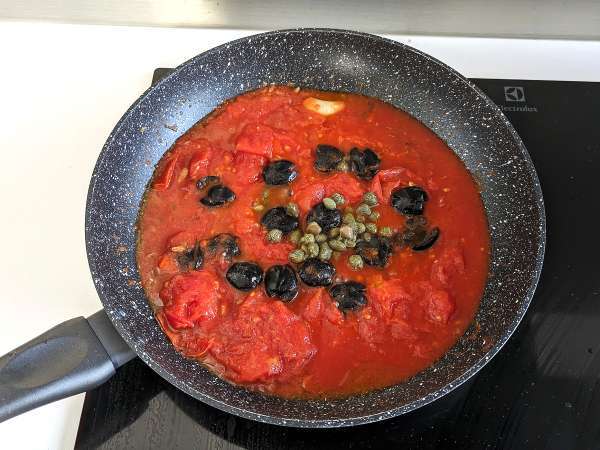 Spaghetti alla puttanesca, hızlı ve lezzetli bir ilk yemek - Hazırlık adım 2