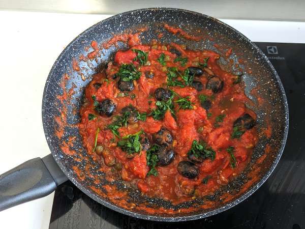 Spaghetti alla puttanesca, hızlı ve lezzetli bir ilk yemek - Hazırlık adım 4