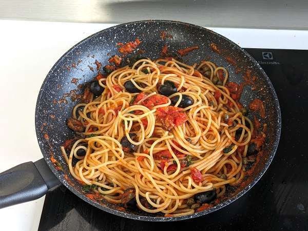 Spaghetti alla puttanesca, hızlı ve lezzetli bir ilk yemek - Hazırlık adım 5