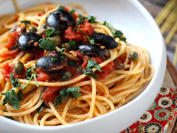 Spaghetti alla puttanesca, hızlı ve lezzetli bir ilk yemek - Hazırlık adım 6
