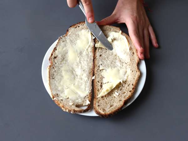 Amerikan tarzı ızgara peynirli maksi sandviç: tavuk, avokado, pastırma - Hazırlık adım 8