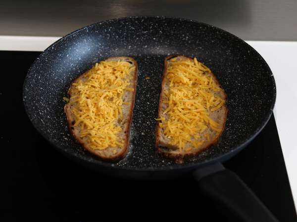 Amerikan tarzı ızgara peynirli maksi sandviç: tavuk, avokado, pastırma - Hazırlık adım 10