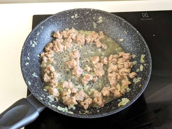 Risotto 'nduja ve sosis, yoğun lezzete sahip bir ilk yemek - Hazırlık adım 1