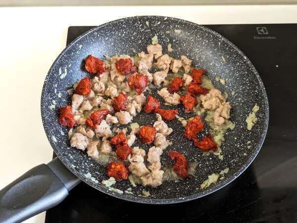 Risotto 'nduja ve sosis, yoğun lezzete sahip bir ilk yemek - Hazırlık adım 2