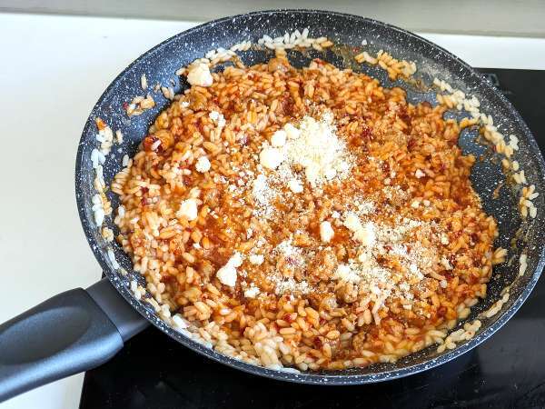 Risotto 'nduja ve sosis, yoğun lezzete sahip bir ilk yemek - Hazırlık adım 6