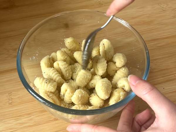 Air Fryer'da çıtır çıtır parmesanlı gnocchi - Hazırlık adım 1