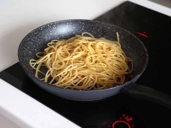 Spaghetti alla carbonara, gerçek İtalyan karbonhidrat tarifi! - Hazırlık adım 6