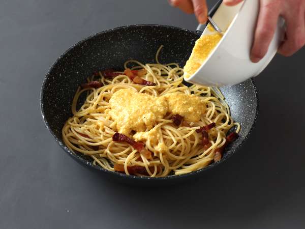 Spaghetti alla carbonara, gerçek İtalyan karbonhidrat tarifi! - Hazırlık adım 7