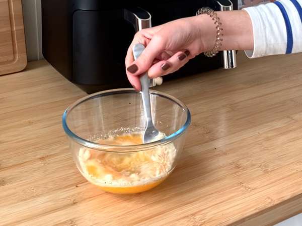 Fritözde omlet, mutfakta hiçbir şeyi kirletmeden hafif bir tarif! - Hazırlık adım 1