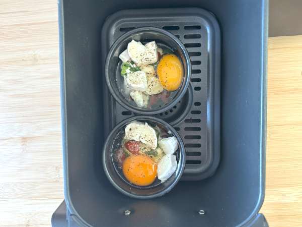 Air Fryer'da keçi peynirli ve güneşte kurutulmuş domatesli yumurta güveci! - Hazırlık adım 4