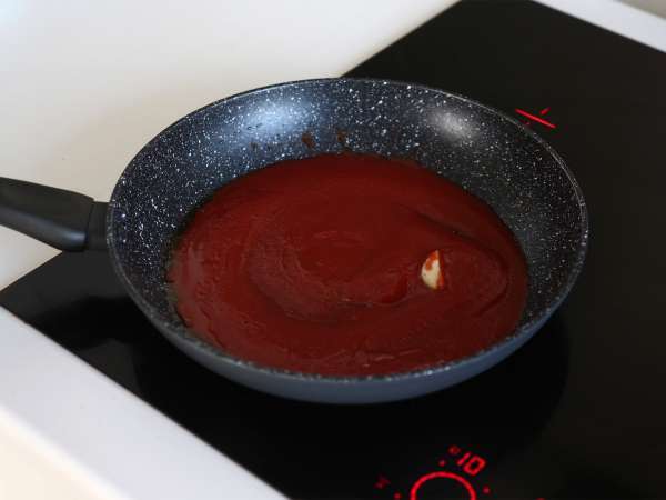 Ricotta ve ıspanak ile doldurulmuş Conchiglioni: karşı konulmaz bir fırında vejetaryen yemeği - Hazırlık adım 1