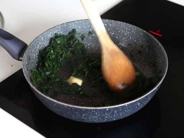 Ricotta ve ıspanak ile doldurulmuş Conchiglioni: karşı konulmaz bir fırında vejetaryen yemeği - Hazırlık adım 2