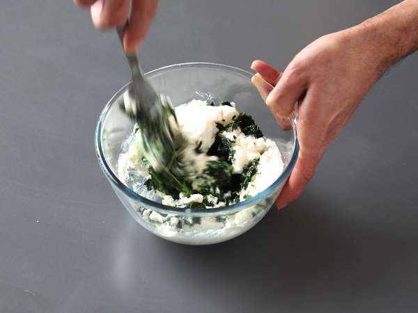 Ricotta ve ıspanak ile doldurulmuş Conchiglioni: karşı konulmaz bir fırında vejetaryen yemeği - Hazırlık adım 4