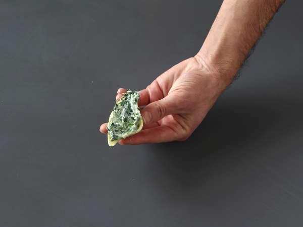 Ricotta ve ıspanak ile doldurulmuş Conchiglioni: karşı konulmaz bir fırında vejetaryen yemeği - Hazırlık adım 6