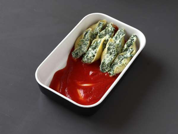 Ricotta ve ıspanak ile doldurulmuş Conchiglioni: karşı konulmaz bir fırında vejetaryen yemeği - Hazırlık adım 7