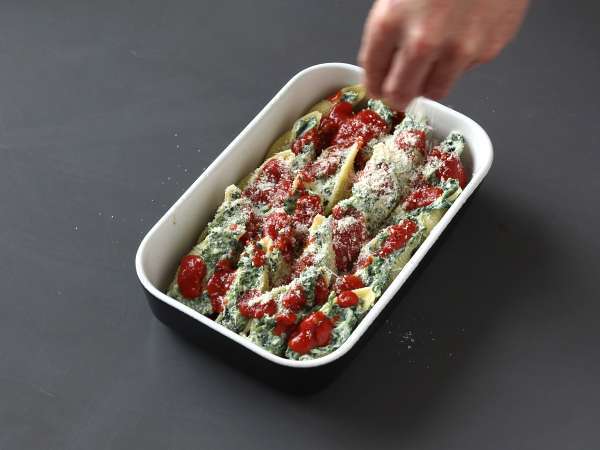 Ricotta ve ıspanak ile doldurulmuş Conchiglioni: karşı konulmaz bir fırında vejetaryen yemeği - Hazırlık adım 8