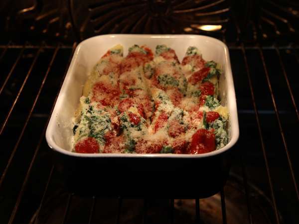 Ricotta ve ıspanak ile doldurulmuş Conchiglioni: karşı konulmaz bir fırında vejetaryen yemeği - Hazırlık adım 9