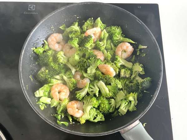 Baharatlı Kore sosunda brokoli ve karides - basit, dengeli ve baharatlı bir yemek - Hazırlık adım 2