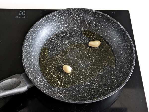 Tavada kızartılmış ıspanak, lezzetli ve kolay bir garnitür - Hazırlık adım 2