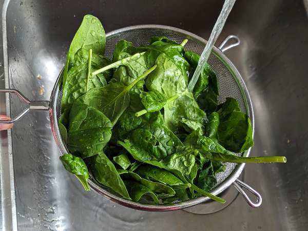 Ispanaklı omlet, kolay ve lezzetli vejetaryen ikinci yemek - Hazırlık adım 1