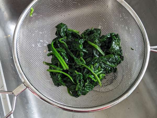 Ispanaklı omlet, kolay ve lezzetli vejetaryen ikinci yemek - Hazırlık adım 3