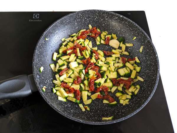 Kabak ve güneşte kurutulmuş domatesli makarna: hızlı ve lezzetli bir ilk yemek! - Hazırlık adım 1