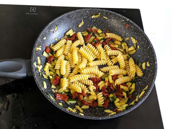 Kabak ve güneşte kurutulmuş domatesli makarna: hızlı ve lezzetli bir ilk yemek! - Hazırlık adım 2