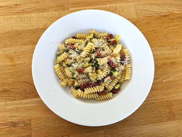 Kabak ve güneşte kurutulmuş domatesli makarna: hızlı ve lezzetli bir ilk yemek! - Hazırlık adım 3