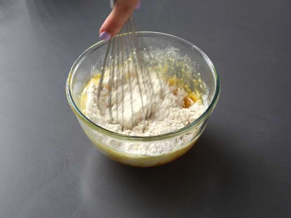 Eriyen mozzarella kalpli domatesli kekler - Hazırlık adım 1