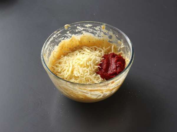 Eriyen mozzarella kalpli domatesli kekler - Hazırlık adım 3