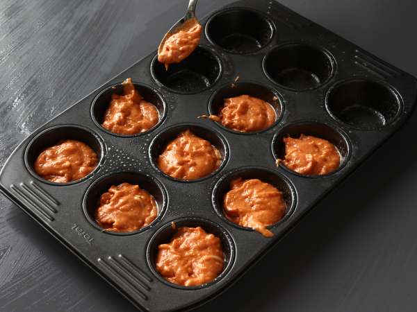 Eriyen mozzarella kalpli domatesli kekler - Hazırlık adım 4