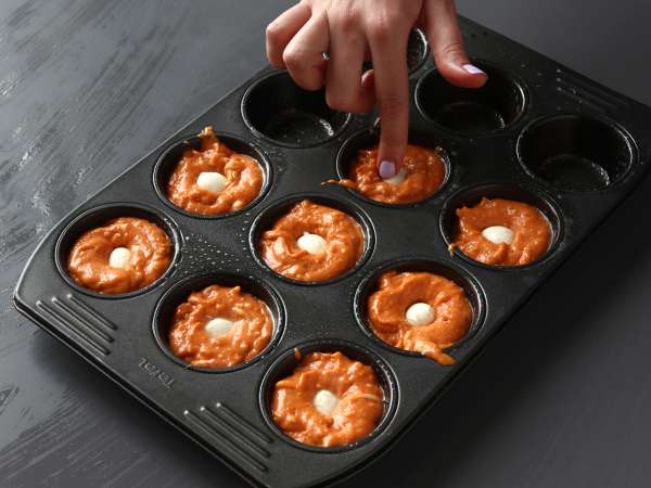 Eriyen mozzarella kalpli domatesli kekler - Hazırlık adım 5