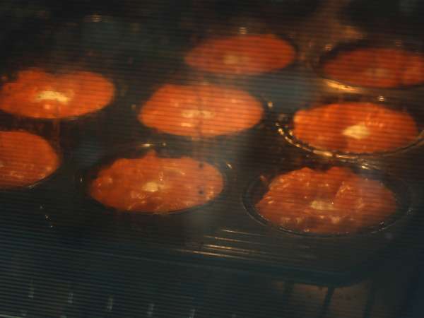 Eriyen mozzarella kalpli domatesli kekler - Hazırlık adım 6