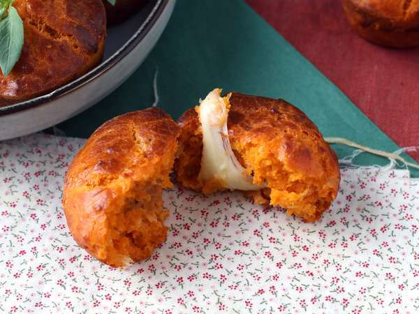 Eriyen mozzarella kalpli domatesli kekler - Hazırlık adım 7