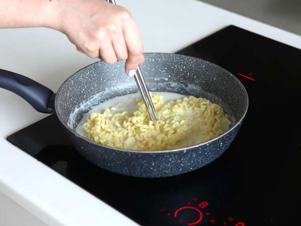 Buldak erişte carbonara lezzeti nasıl pişirilir? En iyi tarif! - Hazırlık adım 4