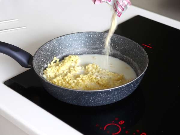 Buldak erişte carbonara lezzeti nasıl pişirilir? En iyi tarif! - Hazırlık adım 5