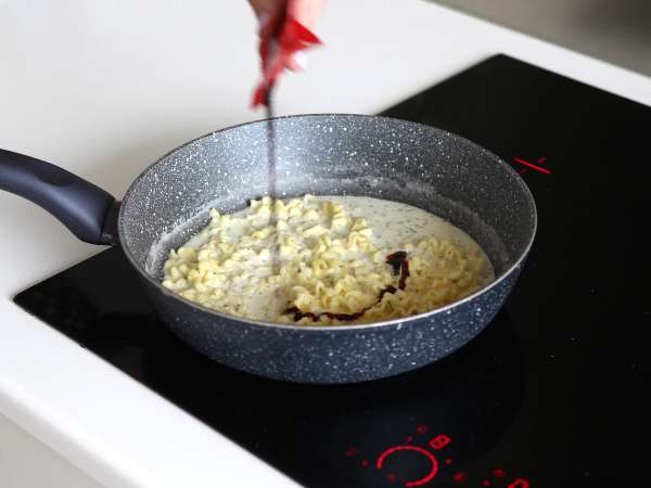 Buldak erişte carbonara lezzeti nasıl pişirilir? En iyi tarif! - Hazırlık adım 6