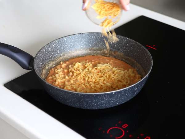 Buldak erişte carbonara lezzeti nasıl pişirilir? En iyi tarif! - Hazırlık adım 7