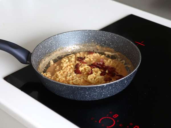 Buldak erişte carbonara lezzeti nasıl pişirilir? En iyi tarif! - Hazırlık adım 8