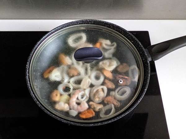 Dondurulmuş deniz mahsullü makarna, lezzetli ve çok hızlı bir ilk yemek - Hazırlık adım 1