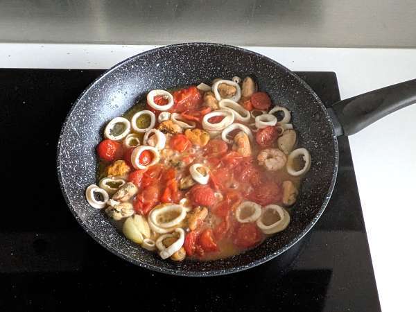 Dondurulmuş deniz mahsullü makarna, lezzetli ve çok hızlı bir ilk yemek - Hazırlık adım 3
